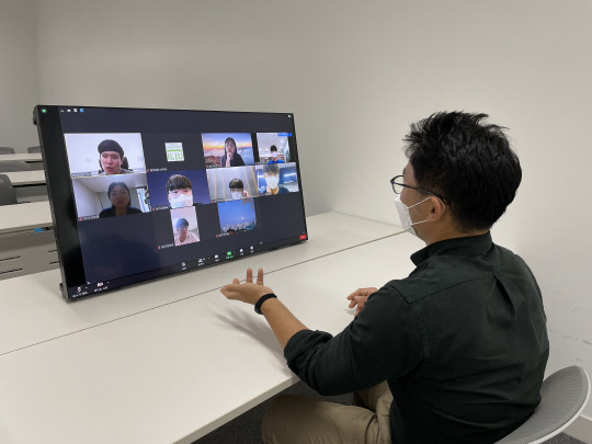 지난 12일 진행된 프로그램에서 일주재단 관계자가 화상회의 프로그램 '줌(Zoom)'을 통해 국내학사 장학생들의 질문에 답하고 있다. <태광그룹>